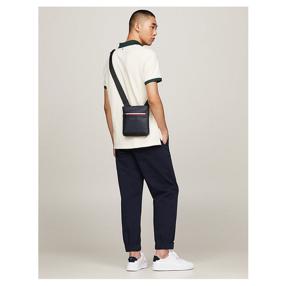 detail Tommy Hilfiger pánská taška AM0AM12212 DW6 Space Blue